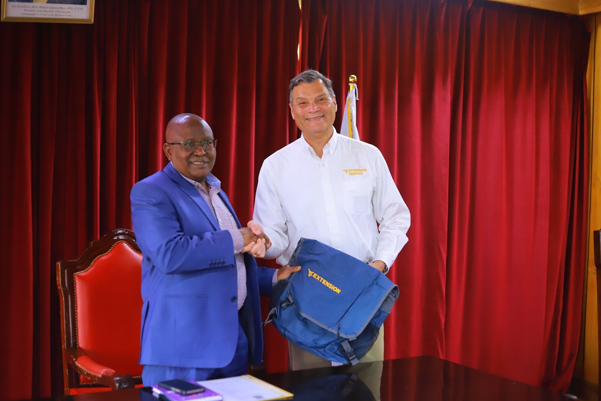 prof_kibwage_receiving_gift