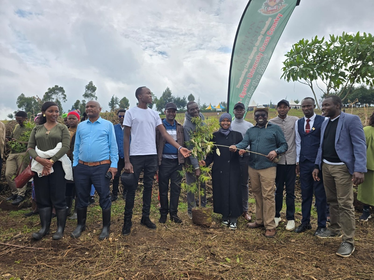 egerton-university-staff-and-students-pose-for-a-photo-with-the-director-of-research-and-extension-prof.-george-owuor